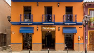 Vista frontal de la propiedad