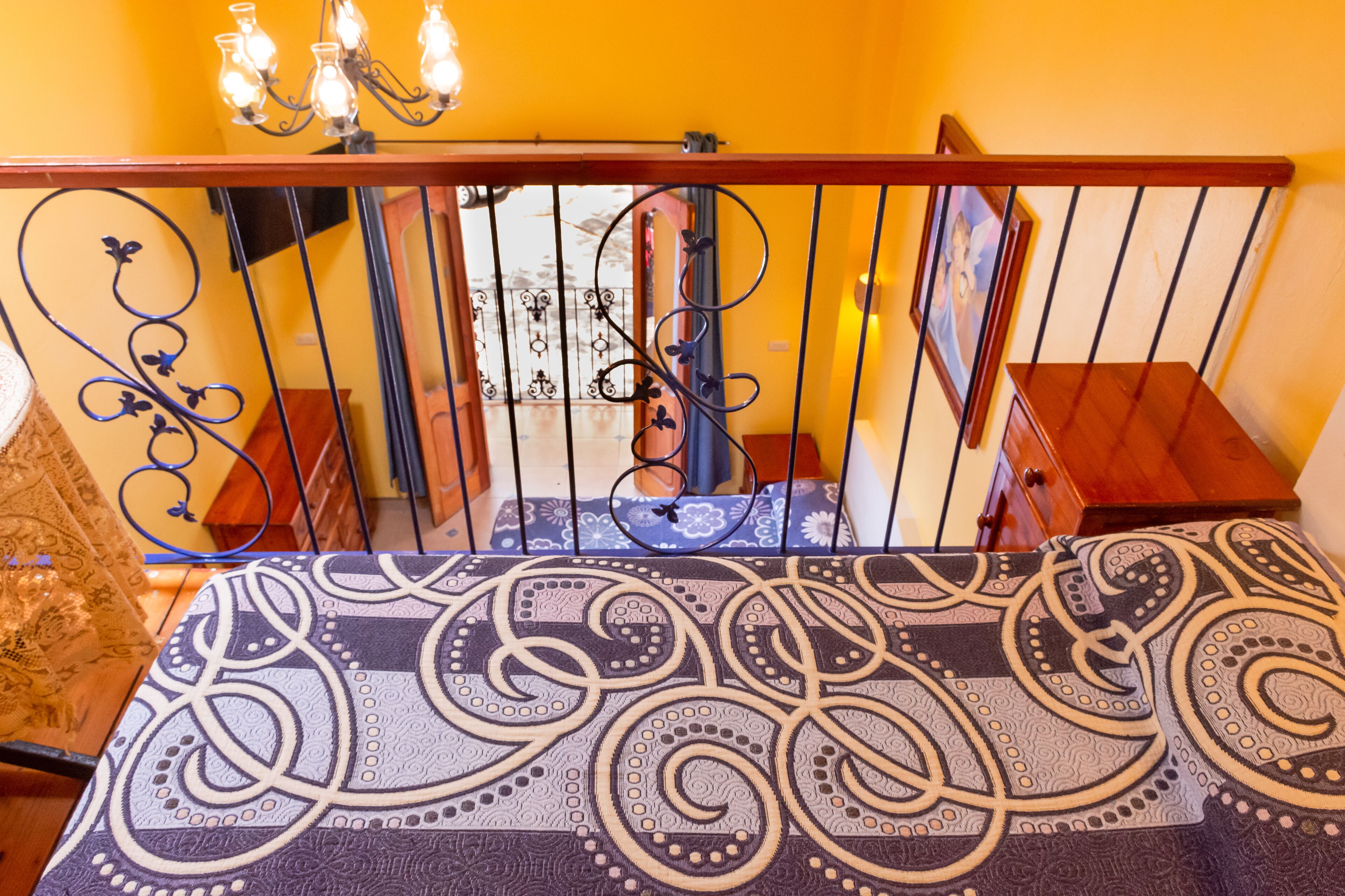 Tabla de planchar con plancha, wifi gratis y ropa de cama 