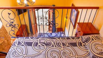 Habitación doble superior, vista al parque | Tabla de planchar con plancha, wifi gratis y ropa de cama