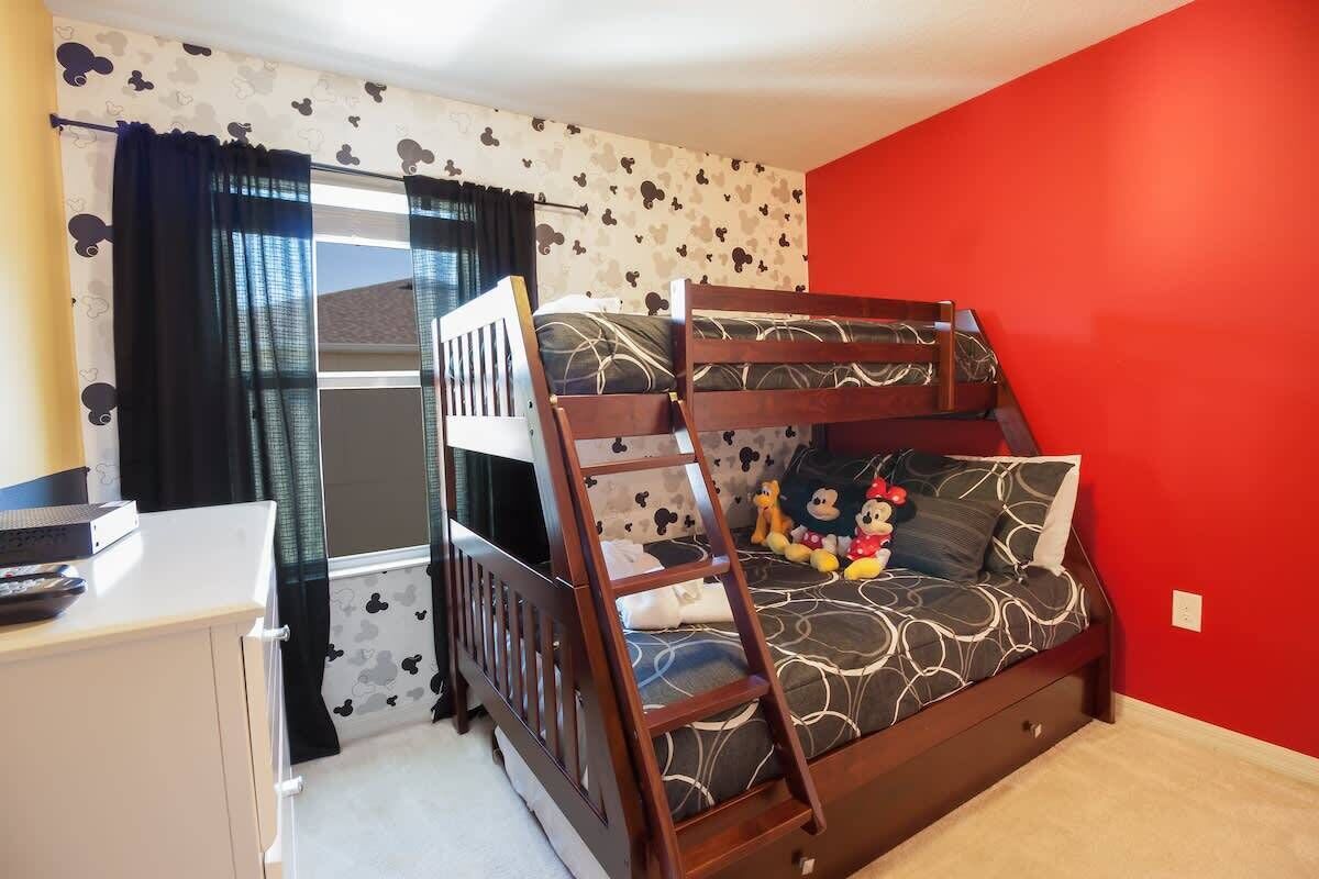 4 bedrooms, laptop workspace, iron/ironing board, free WiFi