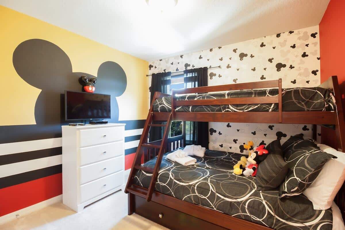 4 bedrooms, laptop workspace, iron/ironing board, free WiFi