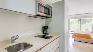 Réfrigérateur, micro-ondes, plaque de cuisson, cafetiÚre/bouilloire