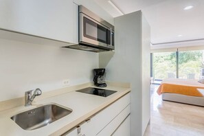 Réfrigérateur, micro-ondes, plaque de cuisson, cafetière/bouilloire