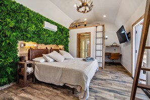 3 sovrum, skrivbord, strykjärn/strykbräda och resesäng