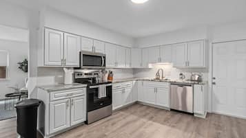 Refrigerador, microondas, parrilla de estufa y cafetera y tetera