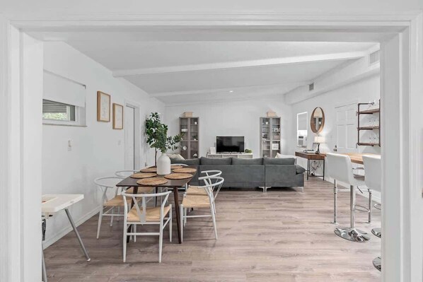 TV, offices - Gorgeous Mount Dora Haven: Stylish 3BR Retreat (Mount Dora)