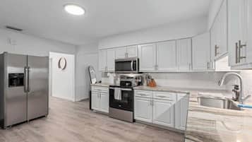 Réfrigérateur, micro-ondes, plaque de cuisson, cafetiÚre/bouilloire