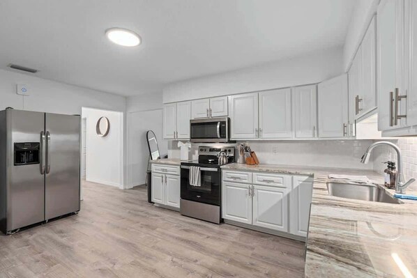 Réfrigérateur, micro-ondes, plaque de cuisson, cafetière/bouilloire