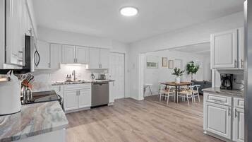 Réfrigérateur, micro-ondes, plaque de cuisson, cafetiÚre/bouilloire