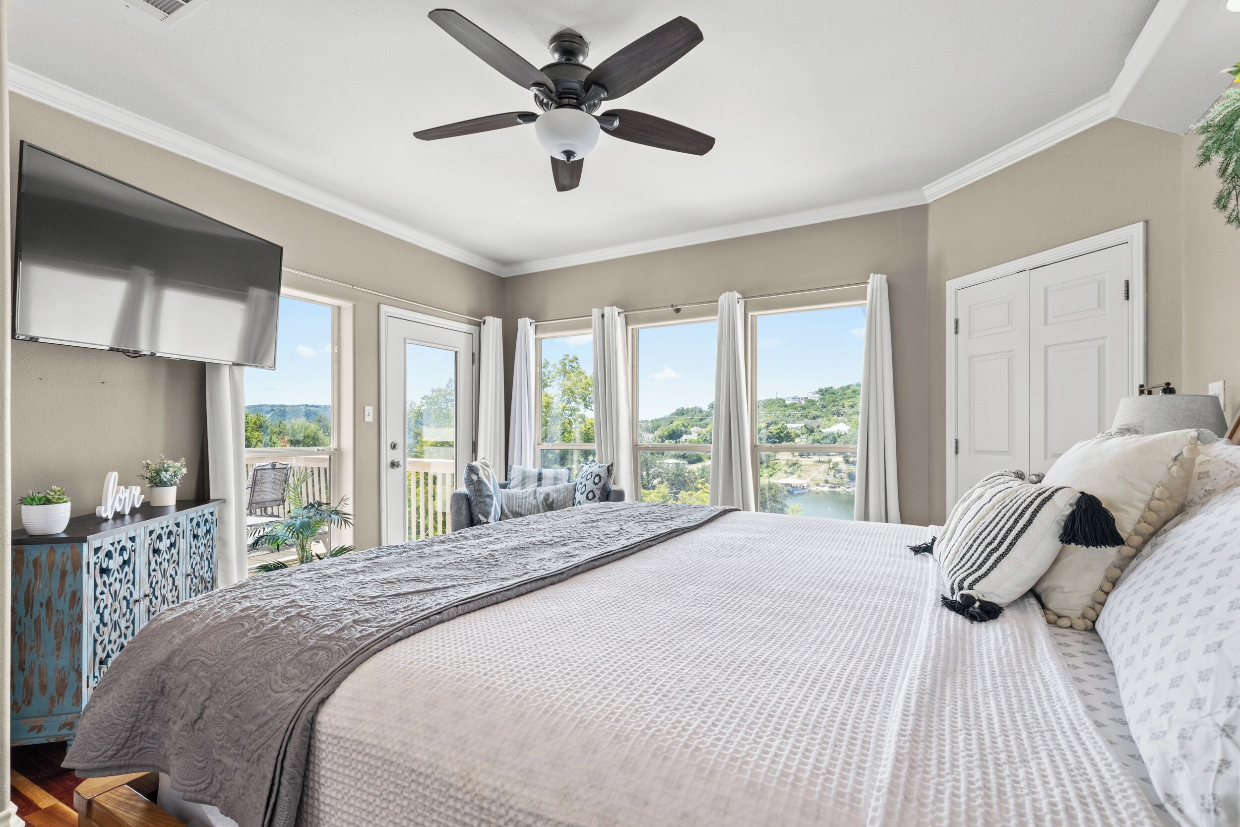 5 chambres, bureau, fer et planche à repasser, lit parapluie