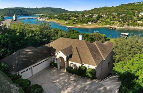 Lakefront Retreat/Boat Dock Lake Travis-Near Austin/UT and Lake Travis Football
