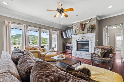 Lakefront Retreat/Boat Dock Lake Travis-Near Austin/UT and Lake Travis Football