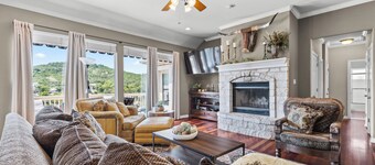 Lakefront Retreat/Boat Dock Lake Travis-Near Austin/UT and Lake Travis Football