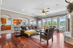 Téléviseur connecté, foyer, jeux vidéo, livres