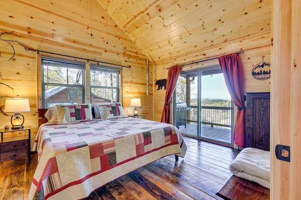 2 bedrooms, desk, free internet, bed sheets - Mountain View & Fire Pit: Updated Murphy Cabin! (Murphy)