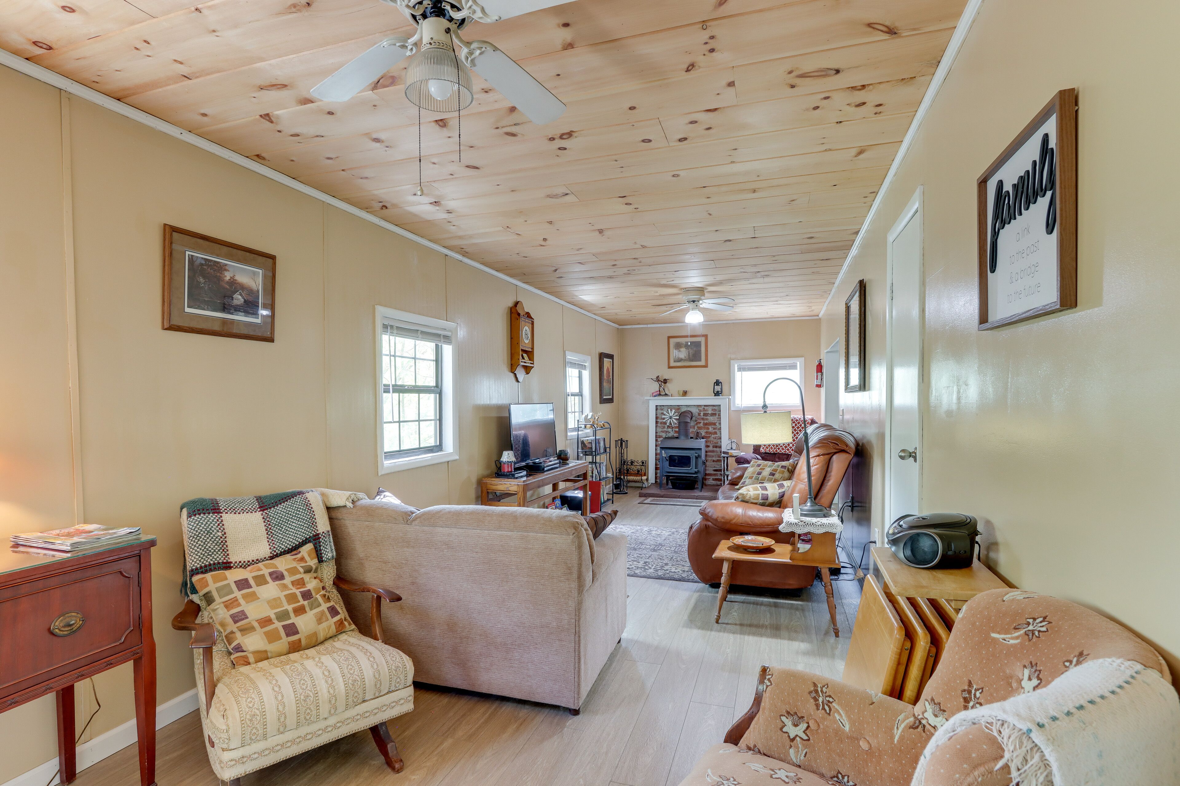 Murphy Cottage w/ Screened-In Porch - Pets Welcome
