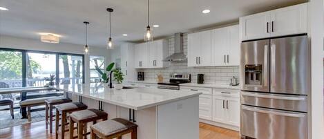 Frigorífico, microondas, horno y placa de cocina