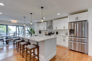 Fridge, microwave, oven, stovetop - Beautiful Remodeled Lakefront Home on 1 acre, Views, Private Setting, Boat Dock (Hot Springs)