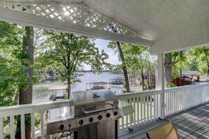 Property grounds - Beautiful Remodeled Lakefront Home on 1 acre, Views, Private Setting, Boat Dock (Hot Springs)