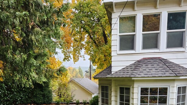 Une maison avec une pelouse bien entretenue et un petit jardin.