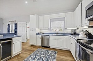 Fridge, microwave, oven, stovetop - The Pouty Pirate • Private Pool • Pet Friendly (St. George Island)