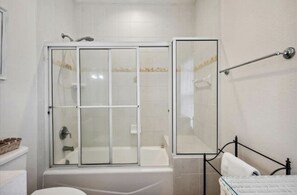 Ensemble douche/baignoire, serviettes fournies