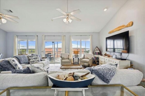 TV, DVD player - The Pouty Pirate • Private Pool • Pet Friendly (St. George Island)
