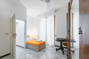 3 bedrooms, iron/ironing board, internet, bed sheets