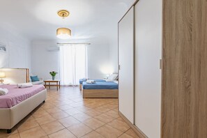 3 bedrooms, iron/ironing board, internet, bed sheets