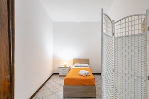 3 habitaciones, tabla de planchar con plancha, internet y ropa de cama 