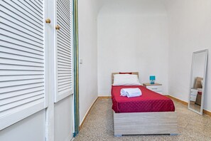 3 habitaciones, tabla de planchar con plancha, internet y ropa de cama 