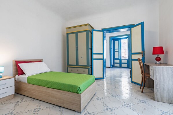 3 habitaciones, tabla de planchar con plancha, internet y ropa de cama 