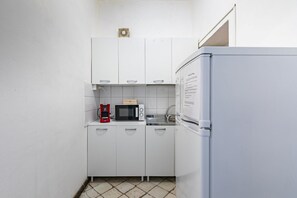 Microondas y cafetera y tetera 