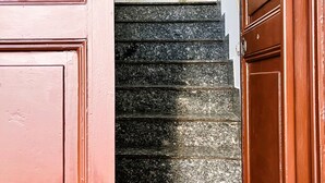 A set of stairs leading to a door with a pink frame. - GuestHost - Flaminio MM Comfy Loft - Piazza del Popolo (Roma)