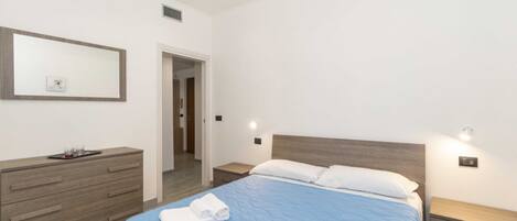 1 soverom, strykejern/-brett, internettilgang og sengetøy