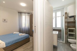 1 habitación, tabla de planchar con plancha, internet y ropa de cama