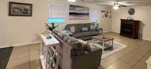 Älytelevisio, takka, pöytätennispöytä