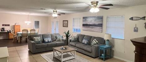 Smart TV, lareira, mesa de pingue-pongue