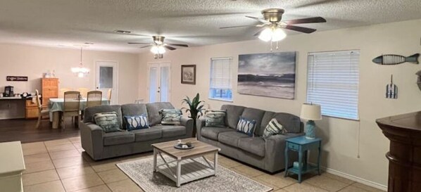 Älytelevisio, takka, pöytätennispöytä