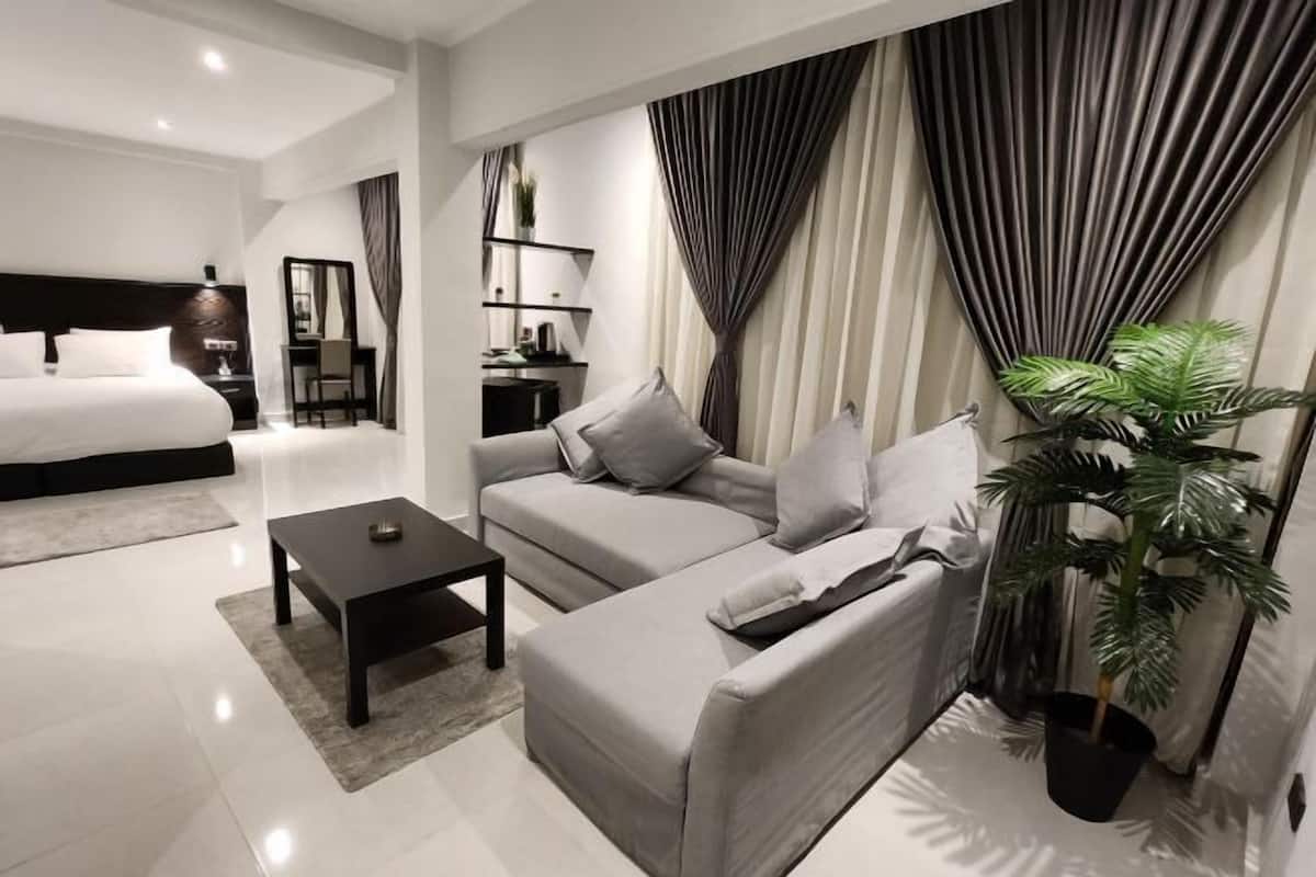 Minibar, cortinas blackout, sistema de insonorización y wifi gratis