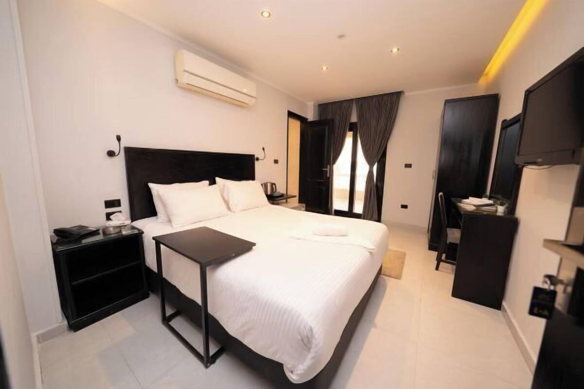 Minibar, cortinas blackout, sistema de insonorización y wifi gratis 