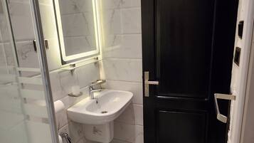 Deluxe Suite | Bathroom | Shower, rainfall showerhead, towels