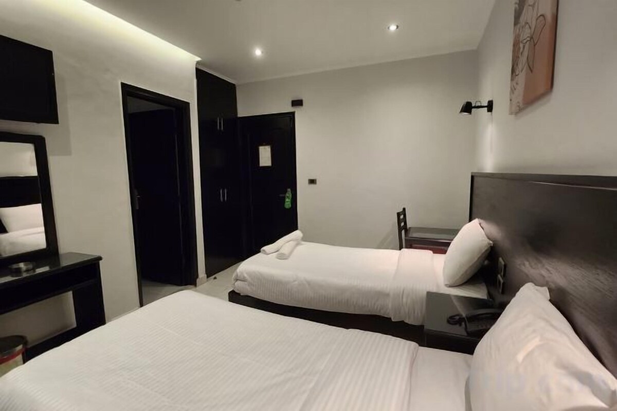Minibar, cortinas blackout, sistema de insonorización y wifi gratis 