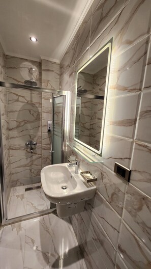 Deluxe Single Room | Bathroom | Shower, rainfall showerhead, towels - Helio Cairo Hotel (Cairo)