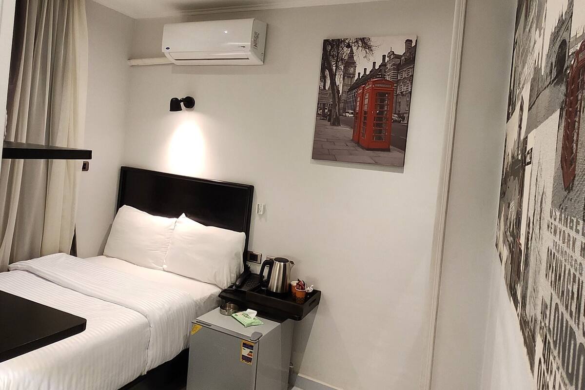 Minibar, cortinas blackout, sistema de insonorización y wifi gratis 