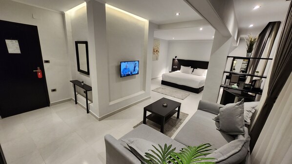Exclusive Suite | Living area | 32-inch LCD TV with satellite channels, TV - Helio Cairo Hotel (Cairo)