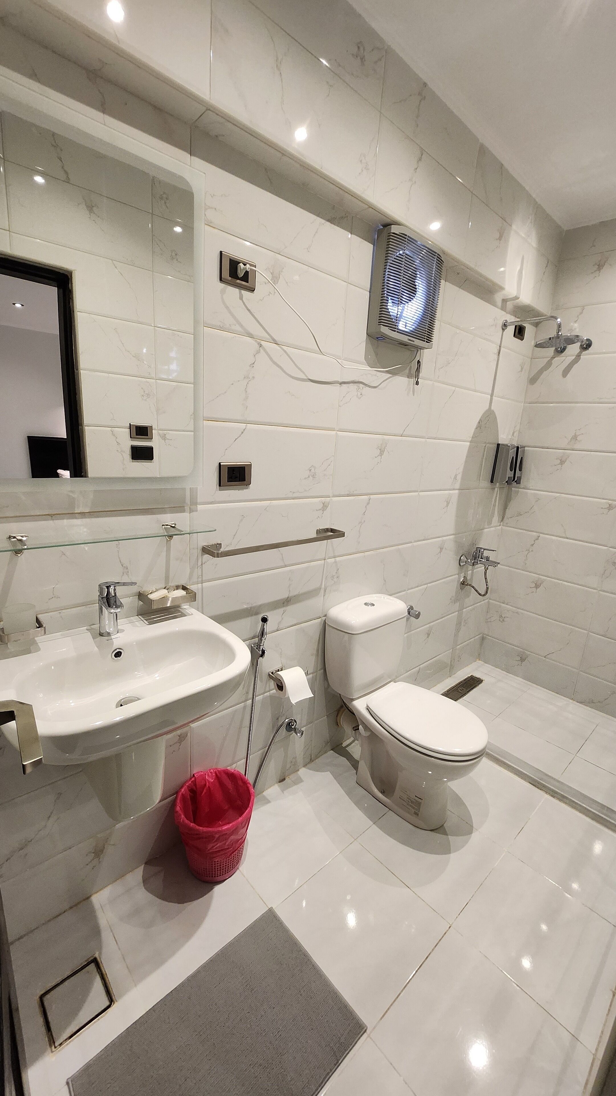 deluxe twin room | bathroom | shower, rainfall showerhead, towels