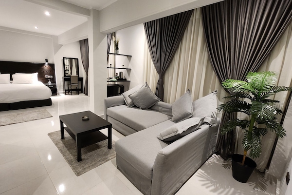 Exclusieve suite | Woonruimte | Een 32-inch lcd-televisie met satellietzenders en een televisie