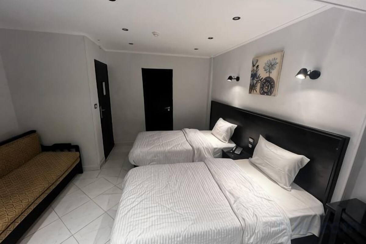 Minibar, cortinas blackout, sistema de insonorización y wifi gratis 