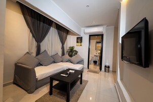 Exclusive Suite | Living area | 32-inch LCD TV with satellite channels, TV